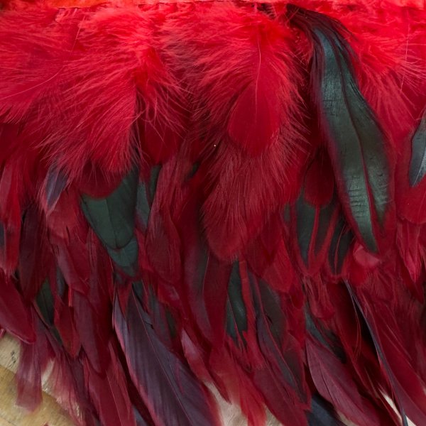 borde-plumas-rojo-tejidos-yasmina.jpg