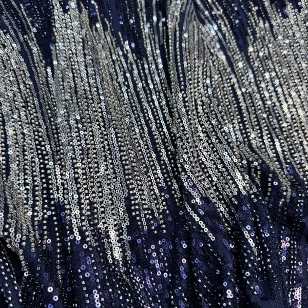 tejido-pedreria-lentejuelas-plateadas-tul-azul-marino.jpg
